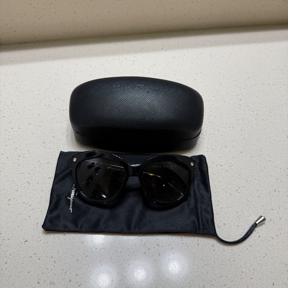 Salvatore Ferragamo women’s sunglasses - Like New - Picture 2 of 5